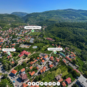Interaktivne tačke posjetiocima pružaju dodatne informacije, fotografije, video sadržaje i poveznice, čime je kreirano bogato i edukativno digitalno iskustvo